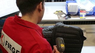 Ein Mitarbeiter beim Retourenhandling im Fiege Mega Center Hamburg. (Bild: Fiege)