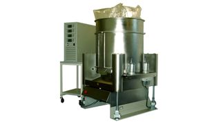 Der Kessel des Einwegbioeaktorsystems wird mit einem speziell von Sartorius-Stedim entwickelten Einwegbeutel bestückt, abgebildet ist der 200-Liter-Bioreaktor.  (Bild: Bilder: Kühner)