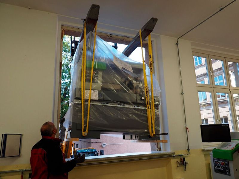 Der Ausbau der Fenster der Berufsschule 2 in Nürnberg-Gostenhof hat nur bedingt geholfen. Vorsicht beim „Anflug“ der Weiler-Maschinen war dennoch geboten. (Bild: Weiler)