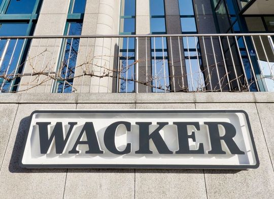 Der Chemiegigant Wacker beherrscht den Markt für den Computerchip-Rohstoff Silizium. Dennoch melden die Münchener jetzt, dass sie mit Umsatzrückgängen kämpfen. Ein Grund dafür kommt einmal mehr aus China.(Bild:  Wacker Chemie)