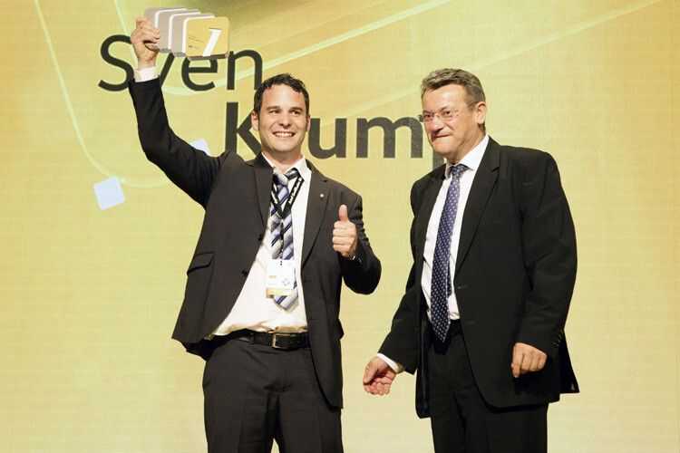 Sven Krump, Gesamtsieger in der Kategorie Servicetechniker, freut sich gemeinsam mit Peter Maiwald über seinen Erfolg. (Foto: VW)