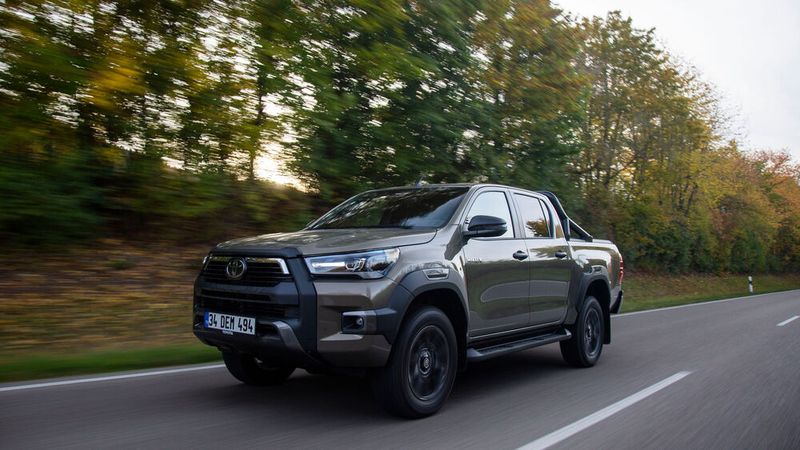 Aber mit seinen 5,33 Metern und einem Wendekreis von ausufernden 12,60 Metern (4x4 Version: 12,80 Meter) wird der Hilux nicht plötzlich ins hippe Szeneviertel der Großstadt wechseln. (Bild: Toyota)