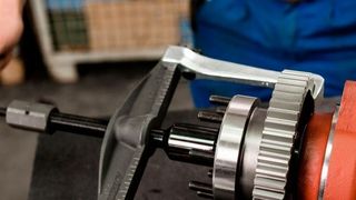 Wenn Bauteile aufgepresst sind, können die reibschlüssigen Verbindungen mithilfe von Abziehern wie dem von Gedore gelöst werden. Für seine C-Teile-Beschaffung vertraut der Remscheider Werkzeugspezialist jetzt Jaggaer. (Gedore)