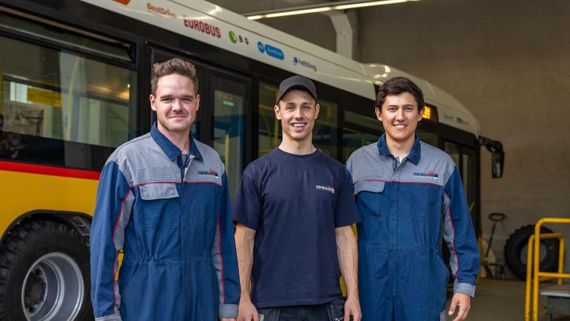 Die drei Gründer von Winduction (v.l.n.r.) vor ihrem Elektrobus: Laurin Schwitter, Sylvain Fricker und Sonam Bhuka.(Bild:  Winduction)