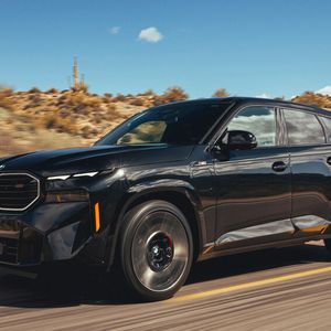 Momentan steht nur ein V8 mit einer Gesamtleistung von 480 kW/653 PS zur Auswahl.(Bild:  Autoren-Union Mobilität/BMW)