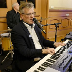 Nicht nur im Innungsvorstand tätig – Rainer Äckerle unterhält gekonnt am Keyboard.(Bild:  Zietz - VCG)