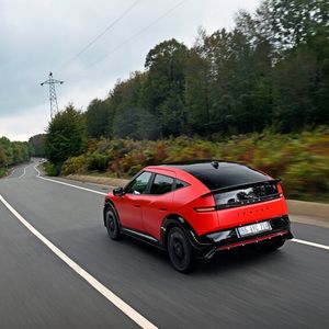 Wie schon beim Inster ist die Optik beim Ioniq 3 aber Geschmacksache. Sein gedrungenes Heck mit der abgeknickten, von einem Spoiler geteilten Scheibe muss man mögen, auch wenn das zusätzliche Fenster die Sicht nach hinten verbessert.(Bild:  Hyundai)