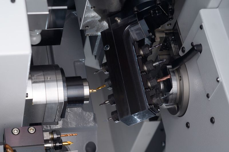 Eine Besonderheit ist die B-Achsen-Funktion für angetriebene Werkzeuge am Vertikalhalter. Die B-Achse ist sowohl mit jeweils 4 Werkzeugen für die Vorder- als auch für die Rückseitenbearbeitung verwendbar. (Bild: Citizen Machinery Europe GmbH)