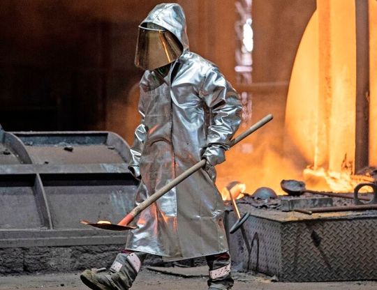 Beim Stahlsektor von Thyssenkrupp könnte bald der Ofen aus sein, wenn es so weitergeht. Es drohen Stellenstreichungen und mehr. Der Chef der Stahlsparte fordert nun schnelle Verhandlungen mit den Arbeitnehmervertretern, um die Zukunft zu sichern ...(Bild:  Thyssenkrupp)