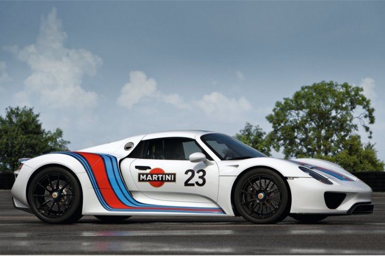 Der 918 Spyder kombiniert einen Verbrennungsmotor mit elektrischen Antrieben an Hinter- und Vorderachse. (Porsche)