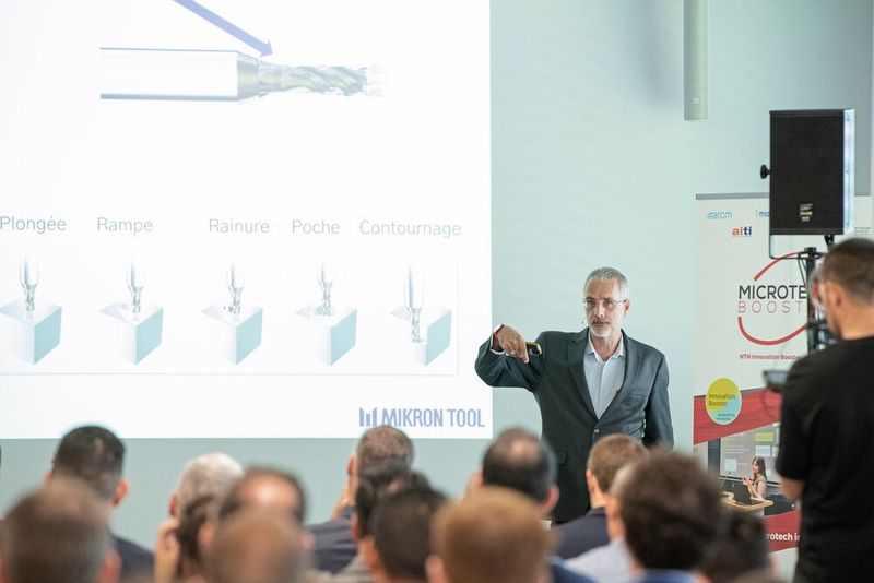Sandro Tomasina, directeur des ventes Suisse chez Mikron Tool en pleine présentation durant le dernier Congrès MSM sur la thématique de la réduction des coûts et des temps d'usinage dans la fabrication des implants orthopédiques. (Source : Thomas Entzeroth)