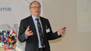 Keynote-Speaker Bernhard Dreibus benutze Lego, um das Software-Defined-Modell zu erklären. (Michael Hase / IT-BUSINESS)