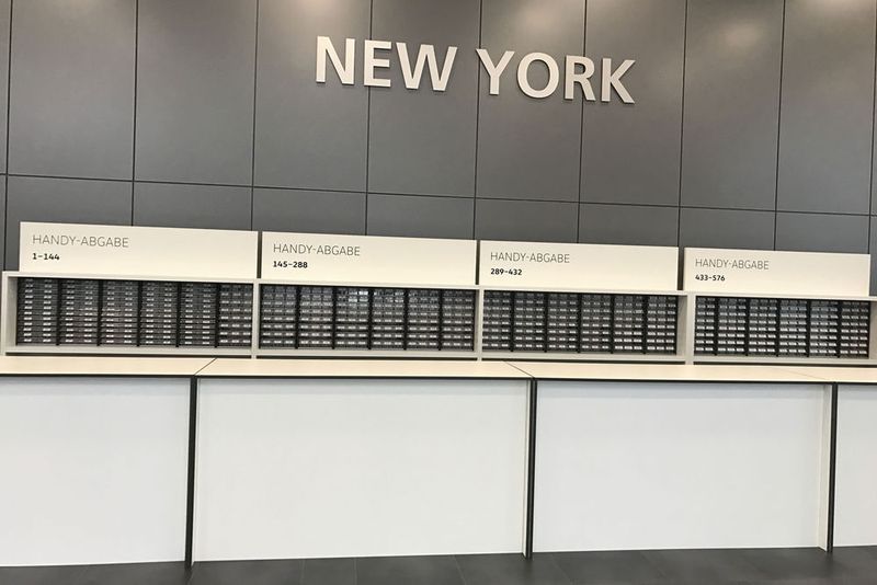 Alle Teilnehmer mussten ihre Smartphones im Foyer des Conference Centers abgeben. (Michel/»kfz-betrieb«)