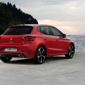 Der Stauraum des Seat Ibizas reicht für Einkäufe oder einen Wochenendtrip. Durch das Umklappen der Rückbänke kann das Kofferraumvolumen aber von 355 Liter auf 1.165 Liter erhöht werden. (Bild:   Auto-Medienportal.Net)