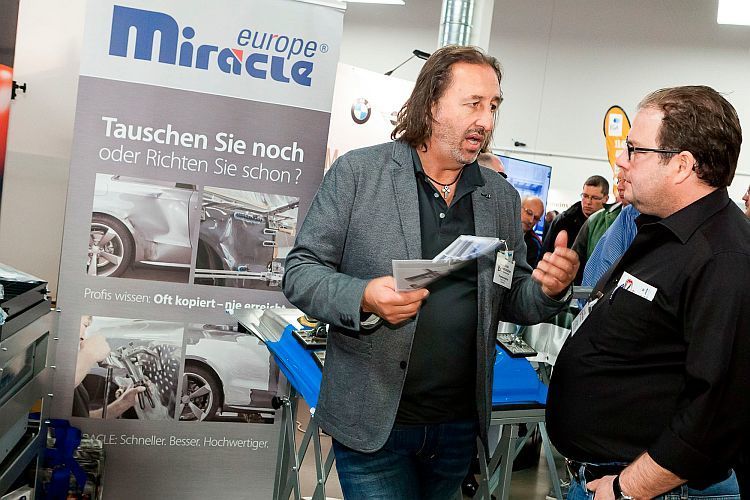 Die Carbon GmbH ist einer der Sponsoren der Fachtagung und informierte über neue Verfahren der Karosseriereparatur. (Foto: Bausewein)