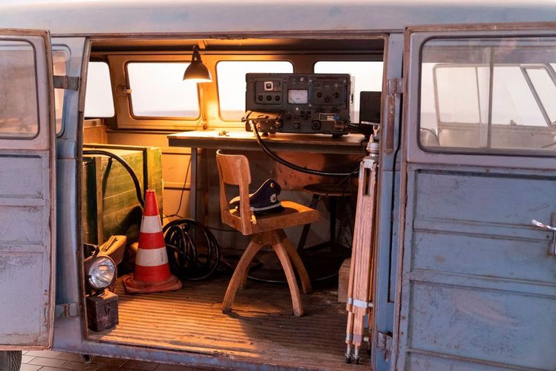 Die Oldtimerexperten von Volkswagen Nutzfahrzeuge ließen das Fundstück überwiegend im Originalzustand, ergänzten es um fehlende, zeitgenössische Ausstattungsdetails (zum Beispiel Mobiliar). Die Physikalisch-Technische Bundesanstalt in Braunschweig hatte sogar noch die passende Radaranlage im Bestand. (VWNO)