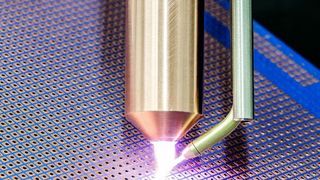 Die Position des Plasmastrahls kann durch einen Roboter in x-, y- und z-Richtung gelenkt werden kann. Dies ermöglicht eine sehr exakte Abscheidung des Flussmittels in den zu lötenden Bereichen. (Bild: Reinhausen Plasma)