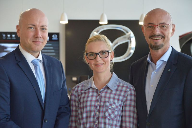Vorstandschef Thomas Koch (re.) präsentierte der Jury des Internet Sales Awards 2019 zusammen mit Tochter Jenny – ebenfalls im Vorstand – und Digitalmanager Carl Biedermann die Onlinestrategie des Autohauses. (Achter / »kfz-betrieb«)