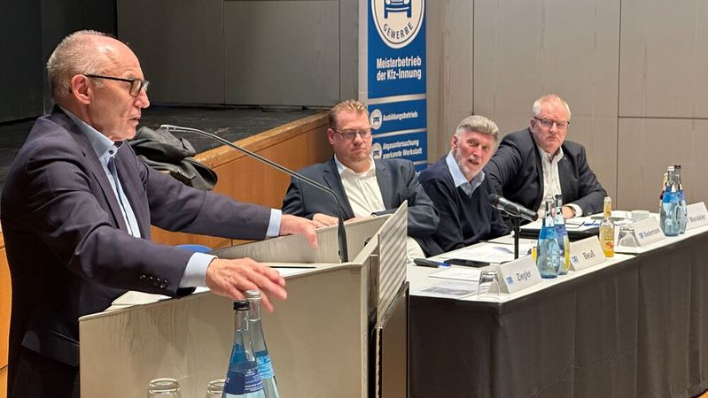 Präsident Michael Ziegler (l.) vom Kfz-Gewerbe Baden-Württemberg sieht die vorgezogenen Wahlen durchaus als Chance, von der die Wirtschaft profitieren könnte.(Bild:  Kfz-Gewerbe Baden-Württemberg)