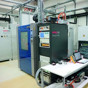 Der Prüfstand im Überblick: links der Maschinen-Emulator, in der Mitte der Klimaschrank (blau), daneben ein 19"-Rack (schwarz) mit dem Leistungsanalysator WT1800, darüber der Datenlogger MW100 und rechts  hinten der Batterie-Emulator. Vor diesem noch weitere Messtechnik.(Bild:  ZF Friedrichshafen)