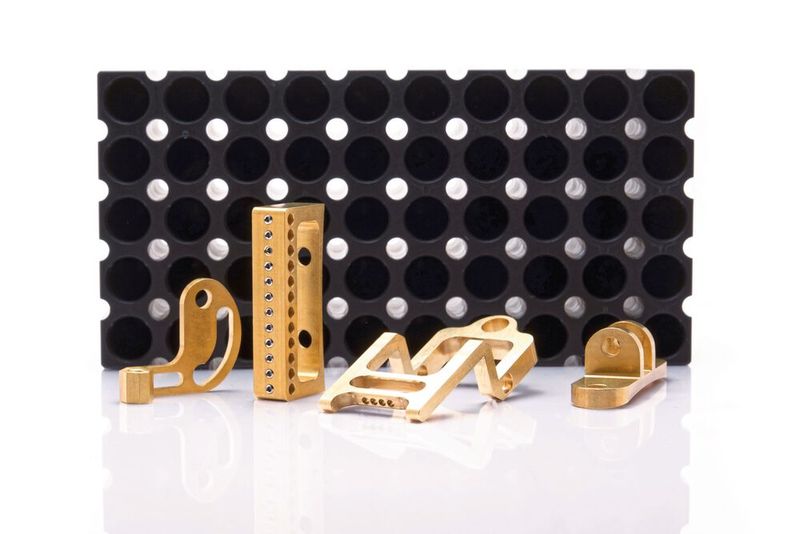 Typisches Bauteilspektrum der Eglin Präzisionsmechanik. Eine besondere Stärke ist die spanende Bearbeitung von Kupferlegierungen bis hin zu Reinkupfer.  (Bild: NIELS FRANKE)