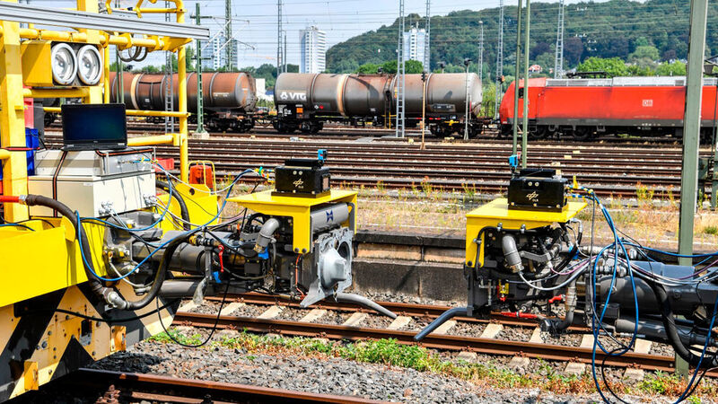 Im Rahmen ihrer Messkampagne haben die Forscher auf einem Schienentestgelände in Aachen die Übertragungsmöglichkeiten zwischen Zugwaggons auf kurzen und mittleren Distanzen untersucht. (DLR)