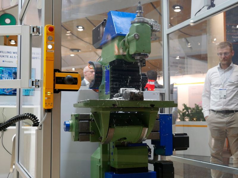 Die Smartfactory KL zeigt mit der Skillmill, dass dem Retrofit kaum Grenzen gesetzt sind. Die 60 Jahre alte Maschine bekam von den Innovatoren einen digitalen Zwilling und moderne Skills spendiert.   (Bild: Sandro Kipar/VCG)