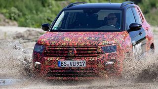 Bis Oktober will VW den T-Cross noch unter der bunten Folie verstecken. Auf die Straßen kommt der Polo-Bruder erst im Mai 2019. (Volkswagen)
