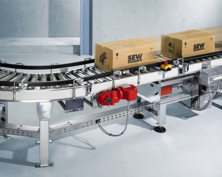 Bei Fördereinrichtungen in der Intralogistik trifft man vielfach Winkelgetriebe an. In der Ausführung als Aufsteckgetriebe mit Hohlwelle lassen sie sich platzsparend an die Arbeitsmaschine anbauen. (Bild: SEW)