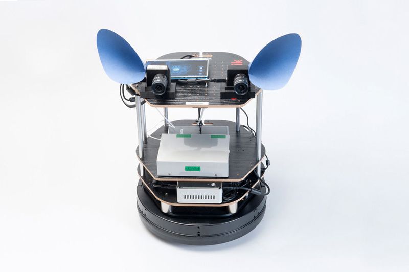 Der Roboter ist mit speziellen auditiven und visuellen Sensoren ausgerüstet, deren Daten mit Hilfe von neuro-morphen Algorithmen besonders schnell und effektiv verarbeitet werden sollen.  (Universität Ulm/Elvira Eberhardt)
