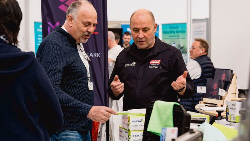 Finixa bietet ein umfangreiches Sortiment für den gesamten Ablauf von der Lackvorbereitung über den Lackauftrag bis hin zur abschließenden Oberflächenbehandlung. Dabei ersetzt die Produtklinie „Finixa“ ecological mehr als 20 lösungsmittelbasierte Produkte durch wasserbasierte Alternativen. (Bild: Stefan Bausewein)