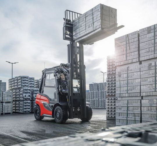 Das macht dem Verbrennungsmotor-Stapler der Generation 12XX von Linde-MH so schnell keiner nach – das Handling tonnenschwerer Lasten, wie hier Pflastersteine, mit Power und Performance.(Bild:  Linde Material Handling)