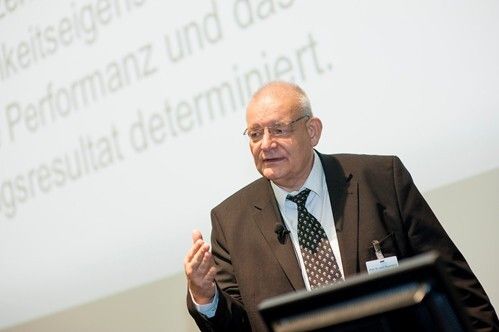 Prof. Dr. John Erpenbeck betonte, dass Kompetenzen erfolgreiches Handeln bestimmen und nicht Persönlichkeitsmerkmale. (Bild: Odgers Berndtson)