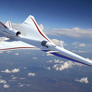Représentation du X‑59 QueSST en vol supersonique. Ce démonstrateur de la NASA est conçu pour réduire le bang supersonique grâce à son façonnage aérodynamique.(Source :  Lockheed Martin/NASA)