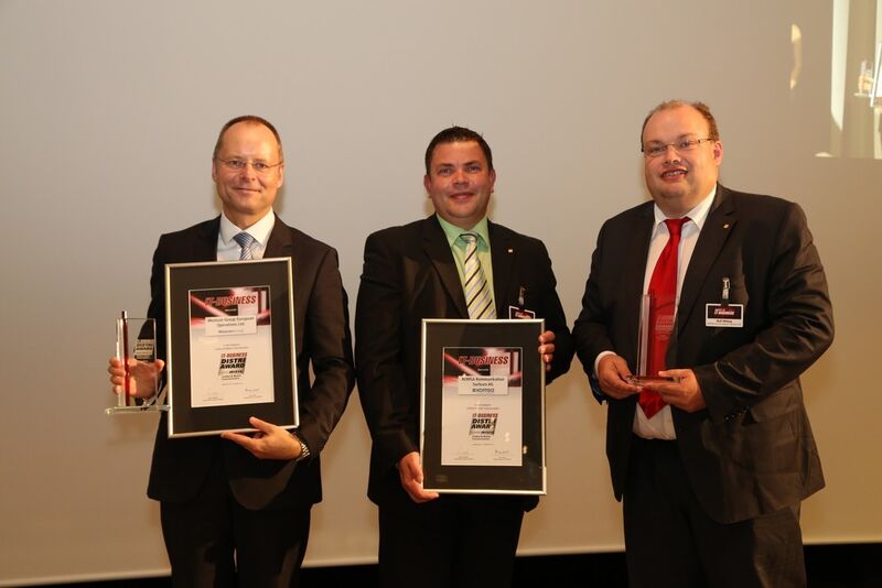 Bei Unified & Mobile Communications wurden (v.l.) Thomas Schoon, Westcon (Gold), sowie Mirko Eisele und Rolf Mittag, KOMSA (Platin), ausgezeichnet. (Nina Solansky)