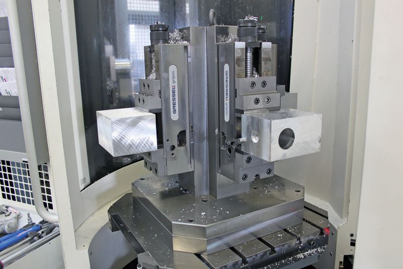 Wechselpalette  (500 x 500 mm) mit einem «Gressel-Spannturm 4-fach» und darauf aufgebaut vier NC-Schnellspannsysteme «Gripos». (Schubert)