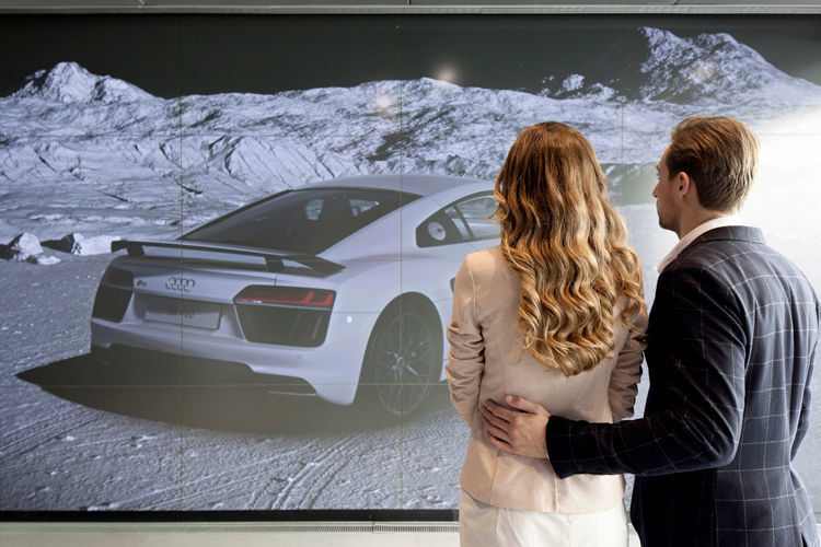 Interessenten können sich an den raumhohen „Powerwalls“ ihren Wunsch-Audi konfigurieren. (Audi)