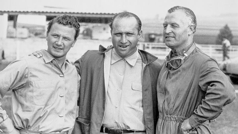 Foto vom Großen Preis von Frankreich in Reims, 4. Juli 1954. Das Mercedes-Benz Team von links: Hans Herrmann, Juan Manuel Fangio und Karl Kling. Fangio und Kling erzielen für die Marke einen Doppelsieg. Herrmann fährt die schnellste Runde. (Bild: Mercedes-Benz AG)