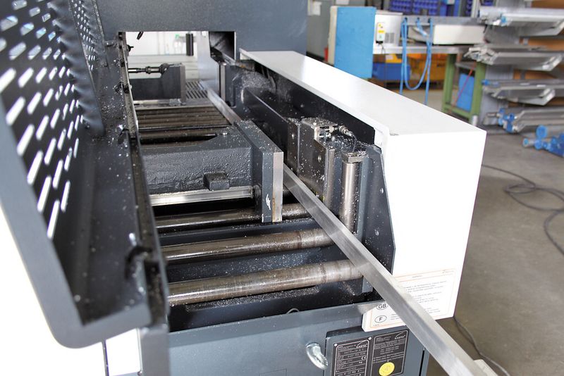 Bild 2: Zangenvorschubsystem für den automatischen, positionsgenauen Vorschub des zu sägenden Materials. (Bild: Kasto Maschinenbau)