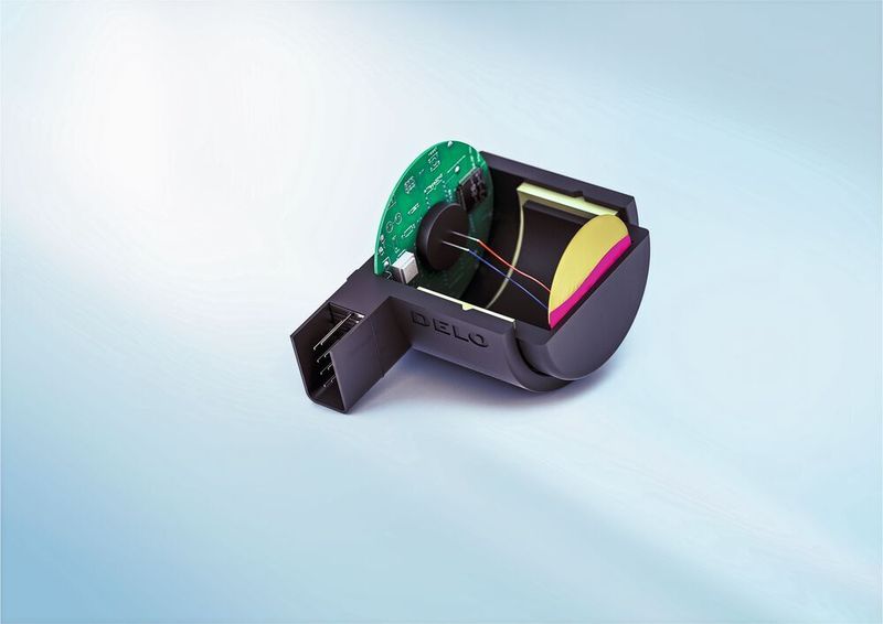 Flüssige Haftklebstoffe können auch in schwer zugänglichen Sacklochgeometrien eingesetzt werden, etwa in Automobilsensoren. (Delo)