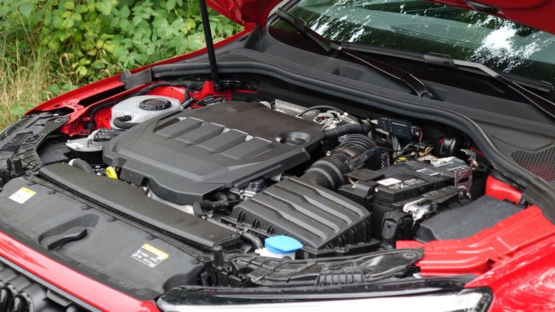 Angetrieben wird der A3 von einem bodenständigen Selbstzünder mit zwei Litern Hubraum. Daraus entwickelt das Triebwerk 85kW/116PS und im unteren Drehzahlbereich ein sattes Drehmoment. (Bild: Schreiner/»kfz-betrieb«)