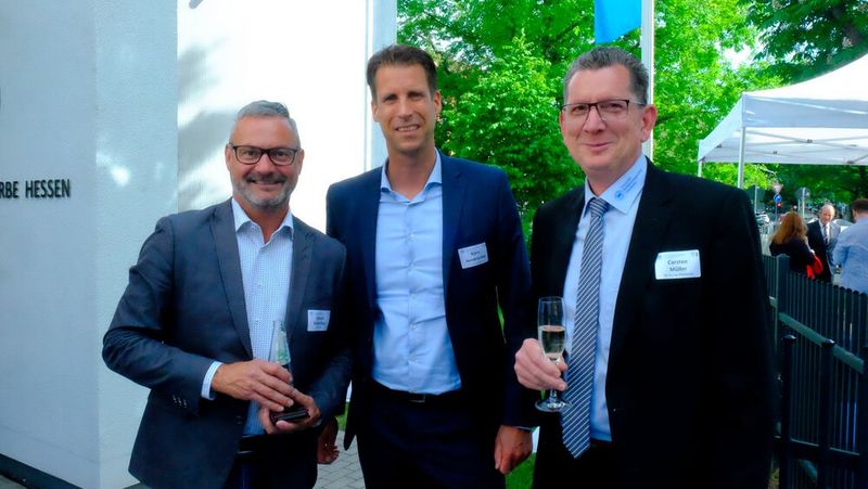 Drei von rund 280 Gästen: (v.li.) Roman Benischke von der Fimra Mediatools, Björn Hendrischke und Carsten Müller, beide als Vertreter des Kfz-Gewerbes Oberhessen. (Bild: Zietz/»kfz-betrieb«)