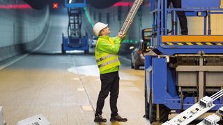 LED-Leuchten im Einsatz: Bei der Installation von LED-Beleuchtungstechnik im industriellen oder gewerblichen Umfeld spielt der Schutz der Leuchtenanlage eine wichtige Rolle. Die Komponenten aus der Schutz- oder Geräteanschlusstechnik vereinfachen die Arbeit. (Phoenix Contact)