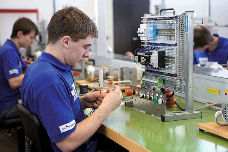 Auszubildender bei Uhlmann. (Bild: Uhlmann Pac-Systeme GmbH & Co. KG)