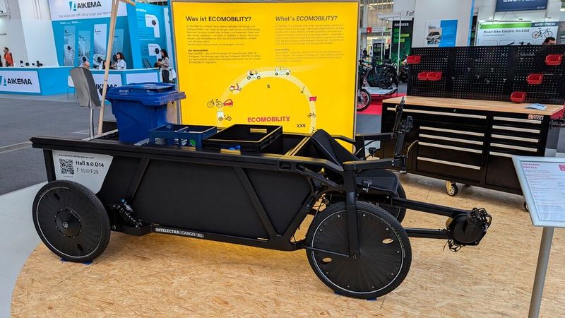 Auch so kann ein Lastenrad aussehen. Hier lieg-sitzt der Fahrer zwischen den Vorderrädern und tritt in die an der Font angebrachten Pedale. Hinter ihm steht ein üppiger Laderaum zur Verfügung, der bis zu 400 kg an Gütern oder auch Personen aufnehmen kann. Entwickelt hat das „Intelectra E-Lastenrad“ das Unternehmen Dynamic Drivers Giessen GmbH. (Bild: Dominsky – VCG)