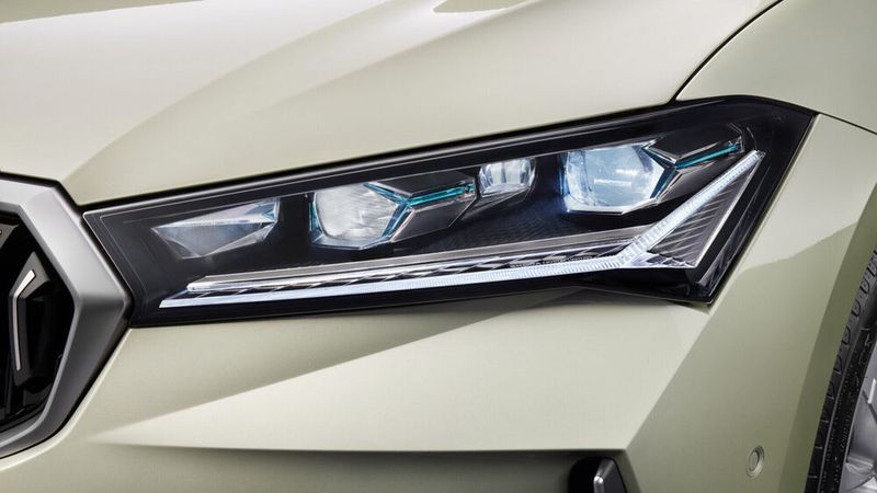 In der vierten Generation des Superb sind nun Matrix-Scheinwerfer verbaut. (Bild: Skoda)
