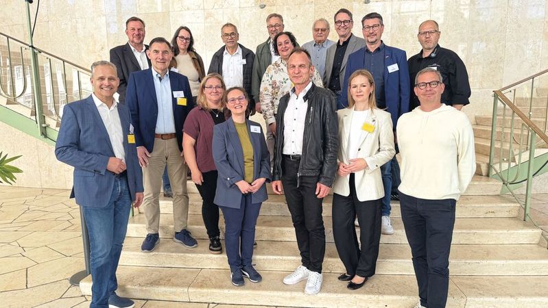 Ein Gruppenbild zur Erinnerung an den Besuch in der hessischen Medienanstalt. Dort fand die erste PR-Werkstatt des Landesverbands für die Obermeister seiner Innungen statt.(Bild:  Landesverband des Kfz-Gewerbes Hessen)