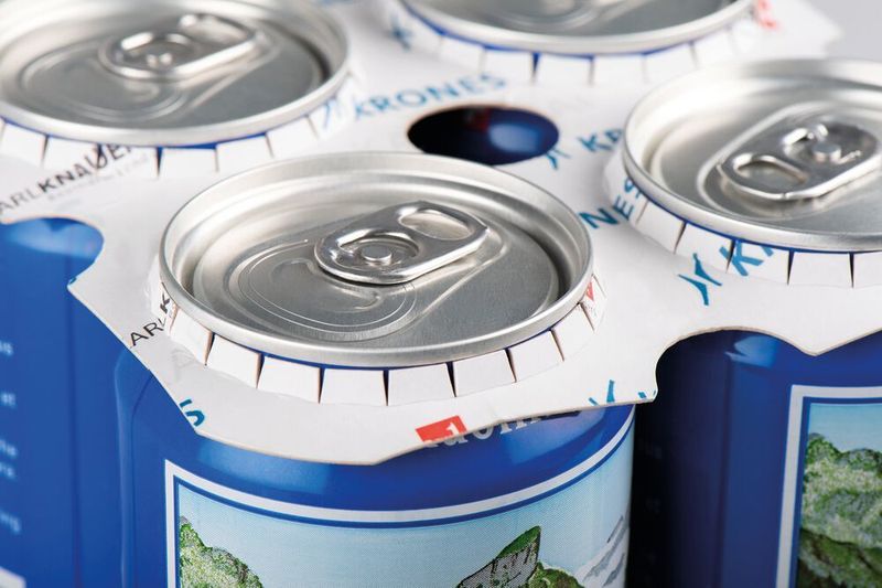Litepac Top reduces not only the material and energy consumption involved. With the associated machine technology, it is possible to selectively orientate the cans, so as to ensure prominent placement of the brand logo at the point of sale.  (Krones)