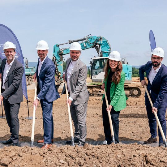 Wacker-Vorstandsmitglied Christian Kirsten, Panattoni-Landesdirektor Pavel Sovička, Accolade-Entwicklungsleiter Jiří Stránský, Bürgermeisterin der Stadt Karlsbad Andrea Pfeffer Ferklová und stellvertretender Landes-hauptmann der Region Karlsbad Vojtěch Franta legten beim ersten Spatenstich für den neuen Produktionsstandort in Karlsbad Hand an (v.l.n.r.).(Bild:  Panattoni)