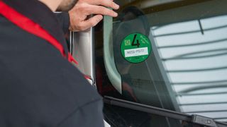 Die Umweltplakette ist seit der Einführung des Mängelkatalogs 2018 nicht mehr HU-relevant. (Bild: KÜS)